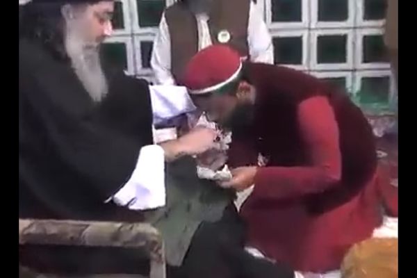 Islamski celivat: Koliko para daš dok ljubiš ruke imamu, toliko će ti Alah pomoći! (VIDEO)