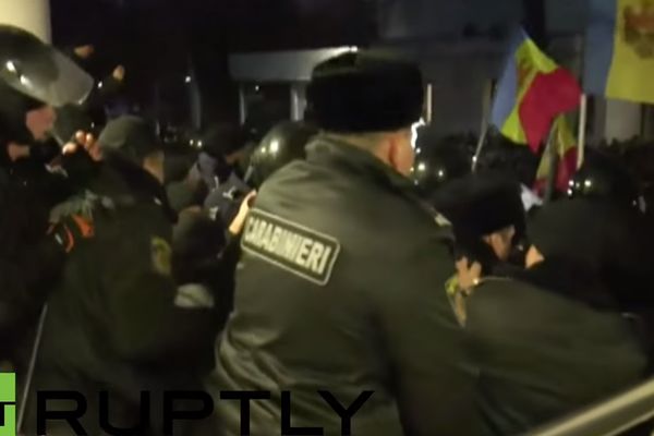 Moldavski 5. oktobar: Demostranti upali u parlament, protesti protiv premijera! (VIDEO)