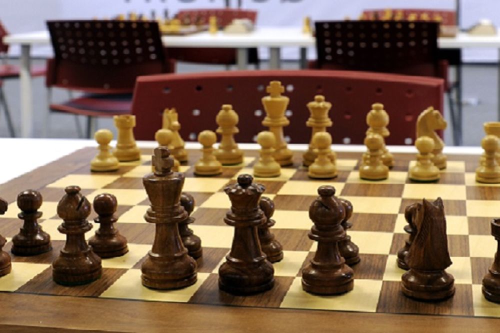 Podstiče kockanje: Saudijski muftija zabranio šah! (GIF)