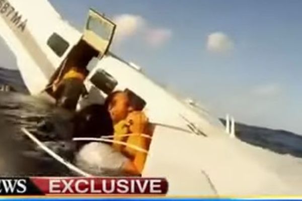 Dok su svi vrištali i molili se Bogu da prežive, on je snimao rušenje aviona! (VIDEO)