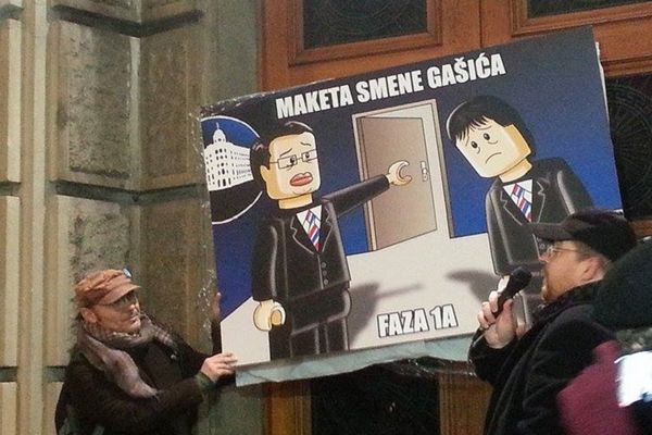 Gašiću, novinari ne kleče i ne zaboravljaju! Predstavljena maketa smene ministra odbrane! (FOTO)