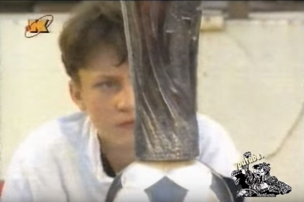 Od malena se navikavao na pehare: Ko je ovaj dečak na finalu Kupa 1992. godine? (VIDEO)