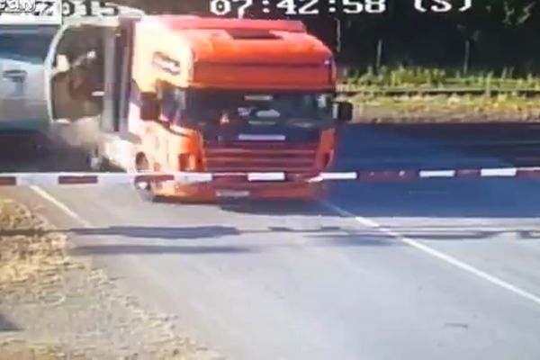 Kamion + železnica češka = Umalo nesreća teška! (VIDEO)