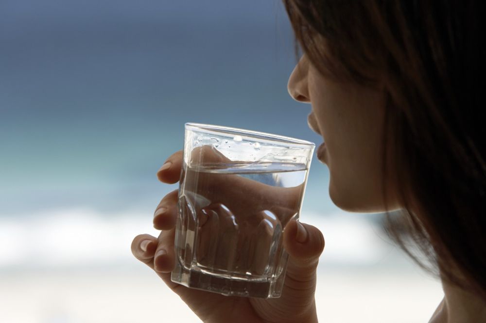 Šta će se dogoditi telu ako svakog dana popijete čašu slane vode? (GIF)
