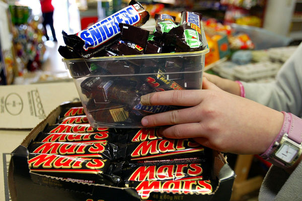 Mars čokoladice povučene iz prodaje zbog komadića plastike?! (FOTO) (GIF)