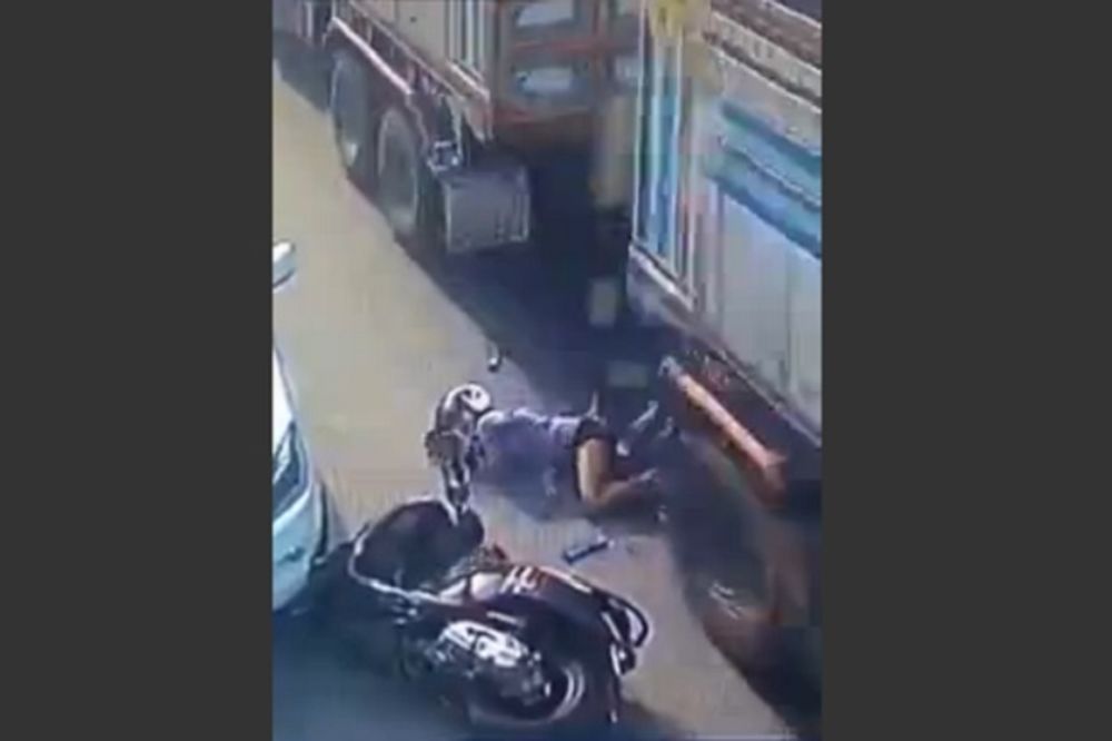 Horor na putu: Teretnjak joj presekao noge nakon pada sa motora (UZNEMIRUJUĆI VIDEO)