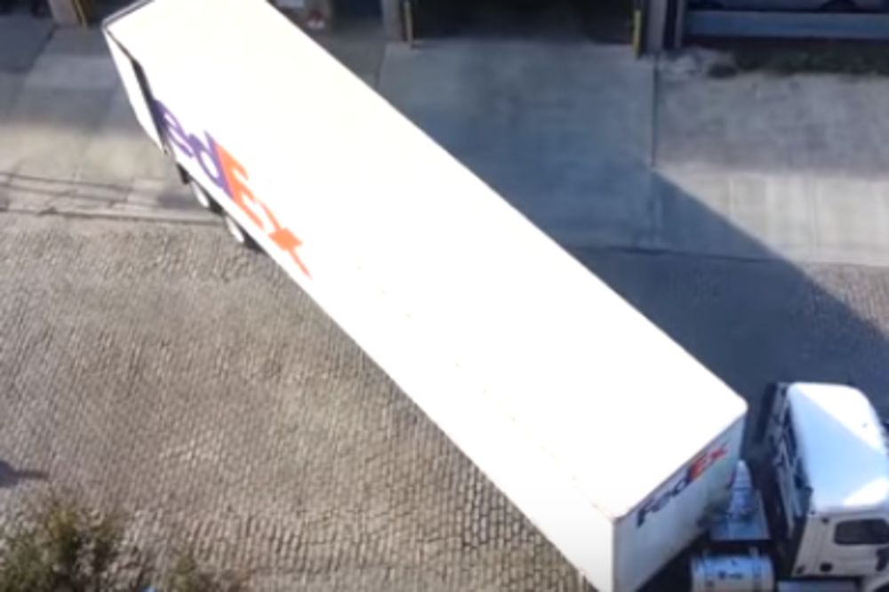 Laganeze: Kad vidite kako parkira kamion, ostaćete u čudu! (VIDEO)