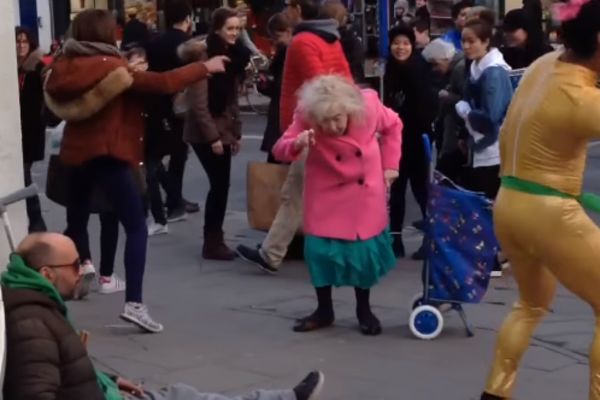 Čista sreća: Dok bakica kida tvist, niko ne ostaje ravnodušan! (VIDEO)