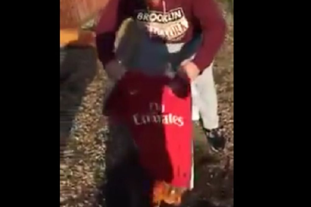 Hteo je da zapali dres Arsenala, ali se gadno ispalio! (VIDEO)