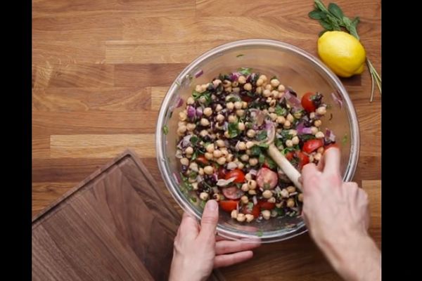 Zdravlje na usta ulazi: Brzinska salata od leblebija i crnog pasulja (RECEPT) (VIDEO)