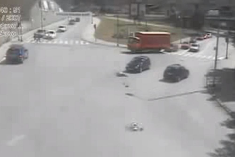Bahati vozač kolima udario biciklistu! Stravična nesreća u Zenici! (VIDEO)