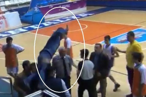 Sramni čin besnog oca: Skočio da tuče sudiju pred decom na utakmici! (VIDEO)