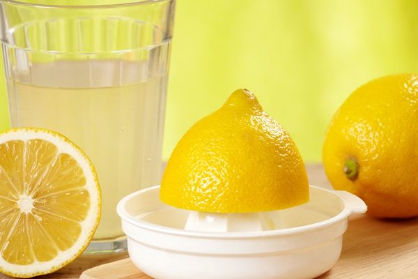 Pijete vodu sa limunom? 2 neželjene pojave najzdravijeg napitka na svetu (GIF)