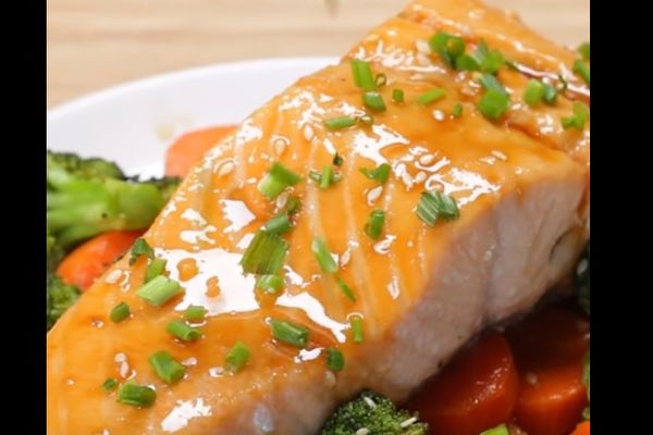 Za romantičnu večeru: Najbrži terjaki losos sa aromatičnim povrćem (RECEPT) (VIDEO)
