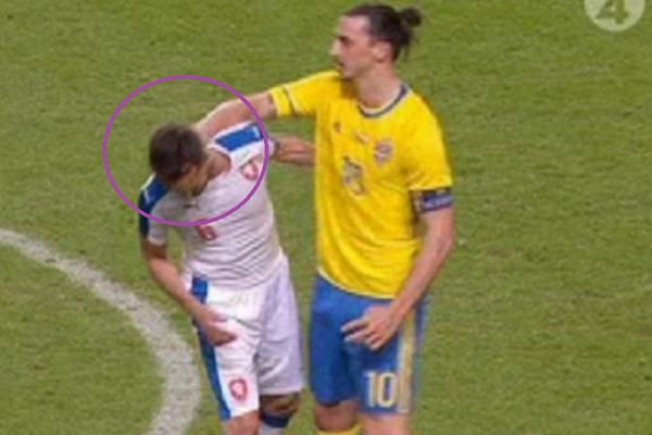 Iskulirao, laktao, hvatao za gušu: Zlatan Ibrahimović divljao na meču protiv Češke! (VIDEO)