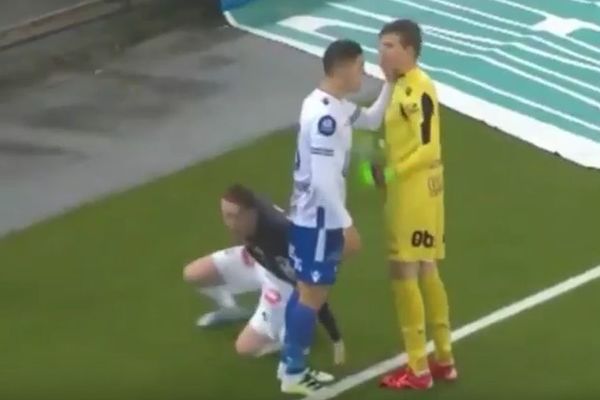 Reprezentativac BiH napravio penal, pa se potukao sa svojim golmanom i dobio crveni! (VIDEO)