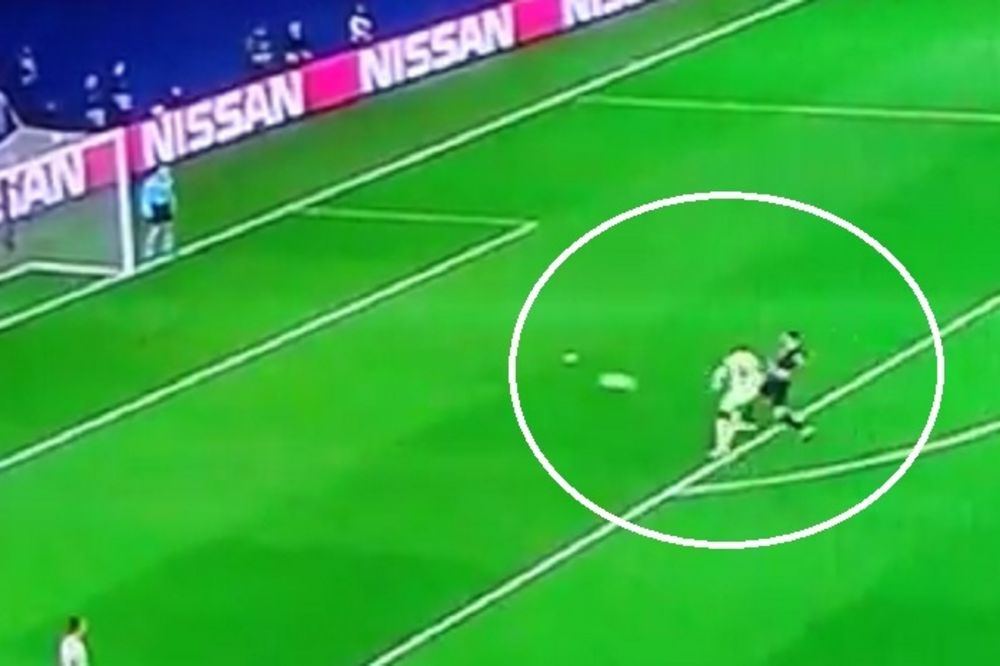 Bizaran kiks: Nonšalantni Fernando poklonio gol na tacni Zlatanu Ibrahimoviću! (VIDEO)