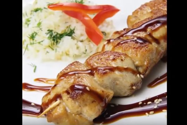 Svi će vam zavideti na receptu: Čuvena terjaki piletina na ražnjićima (RECEPT) (VIDEO)