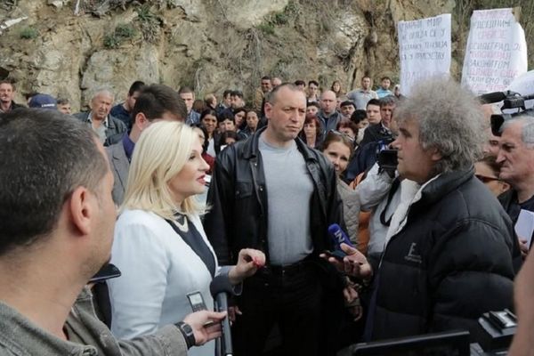 Dalje nećeš moći! Zoranu Mihajlović zaustavila blokada na ulazu u Bosilegrad! (FOTO)
