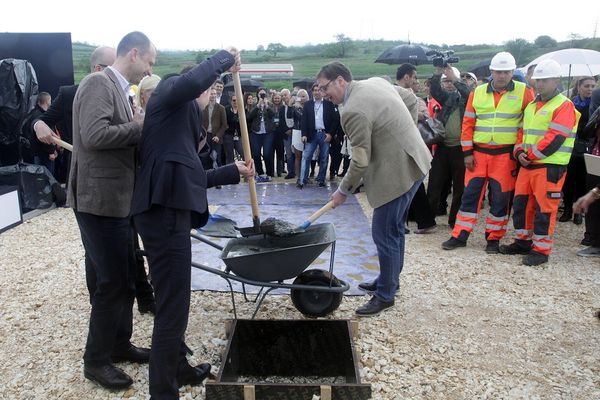 Doživesmo i to: Ikea položila kamen temeljac, Vučić ih zamolio da završe u roku!
