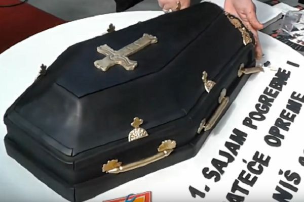 Da li je ovo najmorbidniji sajam ikada? Krstače, sveće i torta u obliku mrtvačkog sanduka! (VIDEO) (FOTO)