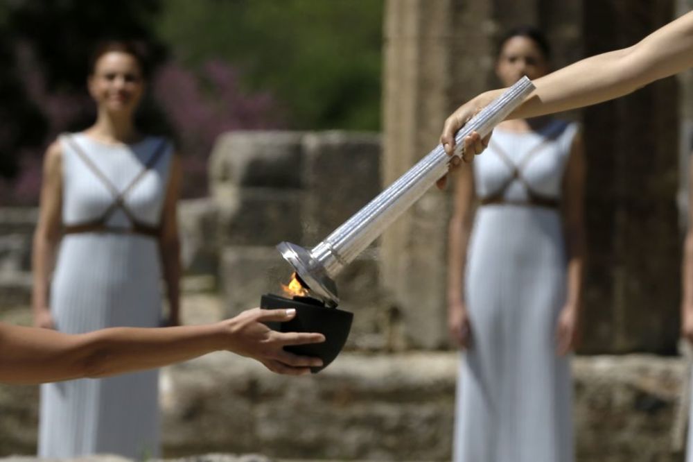 U duhu drevne tradicije: Zapaljena olimpijska baklja u Olimpiji! (VIDEO)