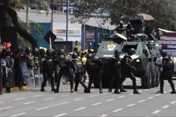 Kad će Stefanović ovako? Kad peruanska policija zaigra ni Majkl Džekson im nije ravan (VIDEO)