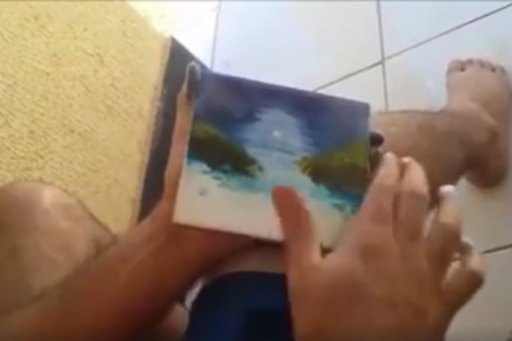 Ono što ovaj čovek radi s pločicom, na WC šolji zove se umetnost! (VIDEO)