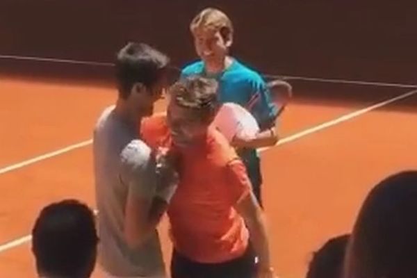 Prijateljstvo ispred rivalstva: Novak i Vavrinka u Madridu oduševili publiku! (VIDEO)