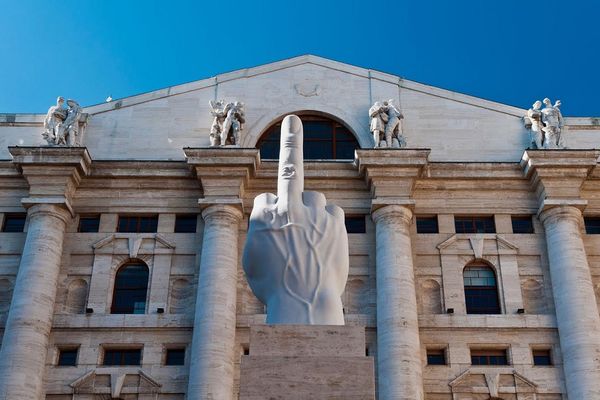 Statua ispred berze u Milanu savršeno objašnjava sve šta mislimo o bankarima (FOTO)