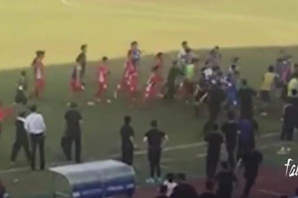 Razjareni fudbaleri brutalno napali Ramireša i njegove saigrače u Kini! (VIDEO)