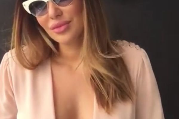 Ana Nikolić bez brusa peva svom voljenom u liftu, a bradavice ne miruju! (VIDEO)