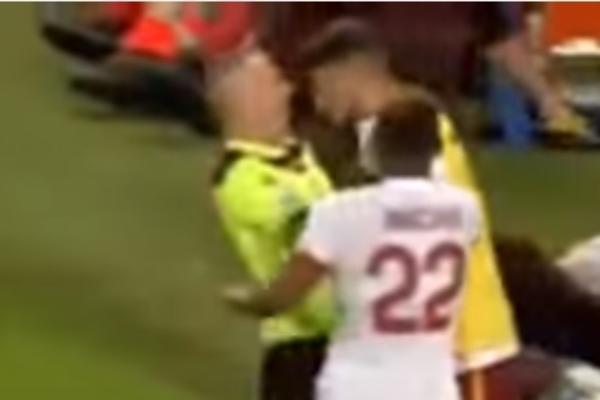 Fudbaler Rome udario sudiju glavom i potom frustracije izbacio na klupi! (VIDEO)