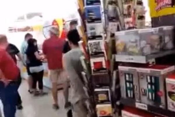 Zveri, a ne ljudi: Izvukli migranta iz prodavnice i vezali ga za drvo (VIDEO)