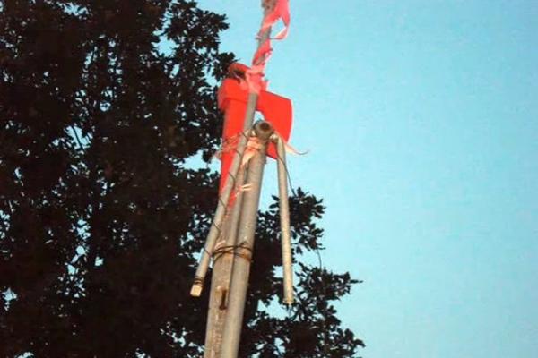 Skandalozni spomenik zločinu: Sekira koja je ubila srpskog oficira simbol albanskog sela! (VIDEO)