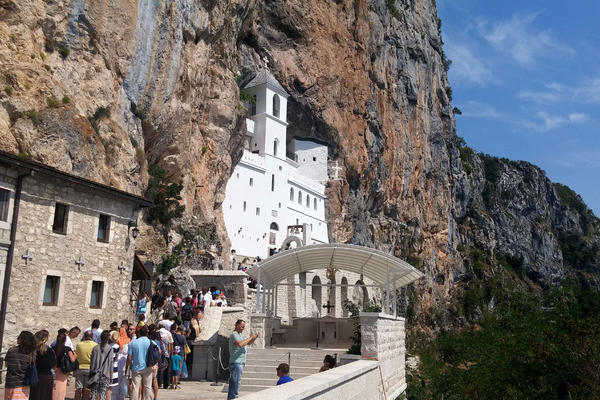 Veliko čudo u manastiru Ostrog! Sveti Vasilije se ukazao vernicima! (FOTO)