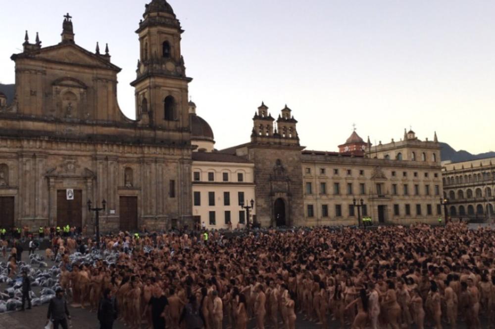 Da li je ovo najluđa fotka ikada: 6.000 golaća poziralo u centru grada (FOTO)