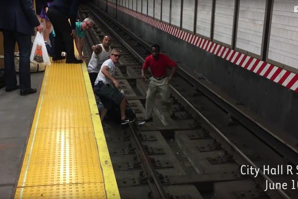 Borba putnika: Čovek se zaglavio u šinama, a voz je dolazio (FOTO) (VIDEO)
