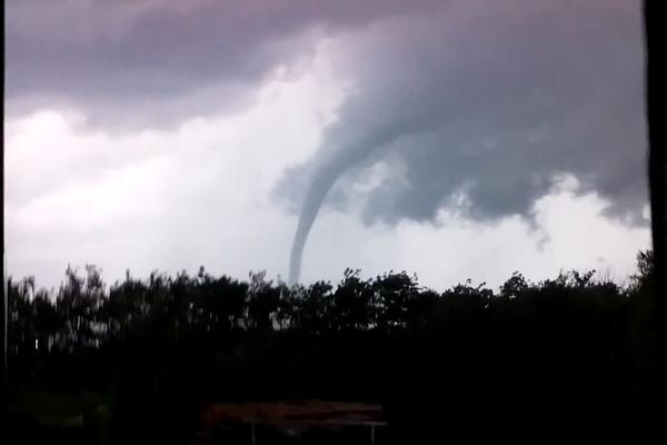 Trese, lupa, udara: Tornado protutnjao Pančevom! (FOTO) (VIDEO)