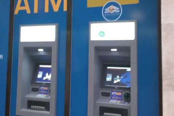 Video je nešto čudno na bankomatu: Nikad ne podižite novac ako primetite nešto slično! (FOTO) (VIDEO)