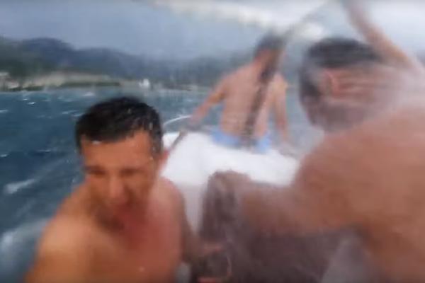 Dramatičan snimak: Crnogorci su krenuli čamcem na kupanje, a onda je počela oluja! (VIDEO)