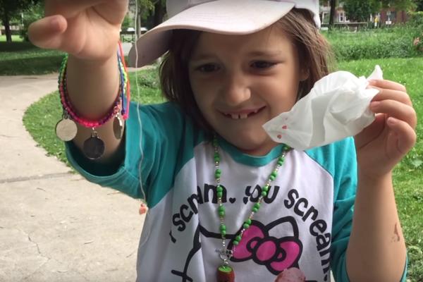 Veverica vadi zub maloj devojčici. Da li ste ikada videli nešto slađe? (VIDEO)
