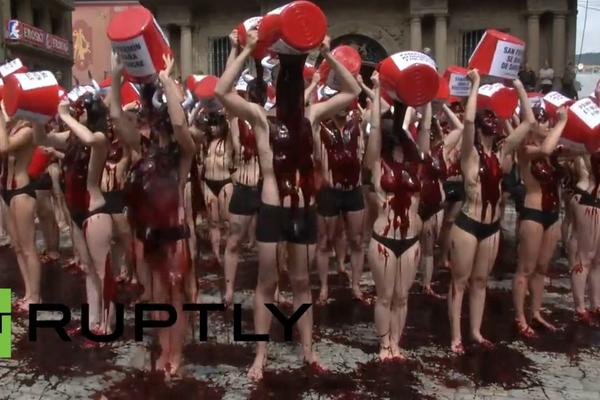 Goli u krvi: Španski protest protiv okrutne tradicije (VIDEO)