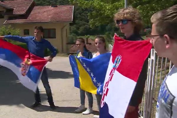Bošnjacima ne smeta šahovnica, Hrvat ogrnut srpskom zastavom! Znači, može! (VIDEO)