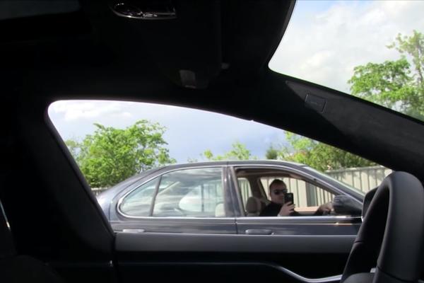Šta biste radili da pored vas prođe auto bez vozača?! Evo kako je njima bilo! (VIDEO)