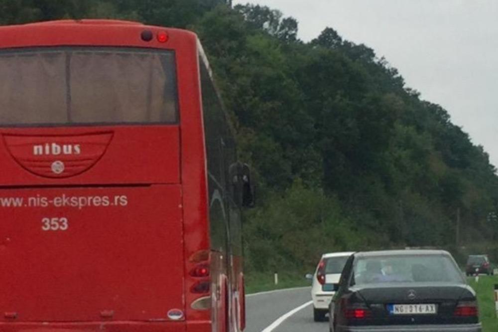Posle im je đavo kriv! Autobus pretiče na punoj liniji, usred gužve na putu! (FOTO)