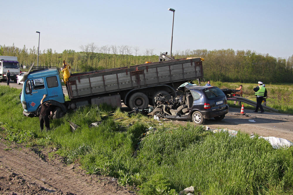Teška saobraćajka paralisala Ibarsku: Kamion prekleštio automobil!