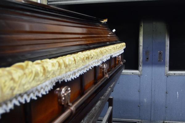 LIDIJA JE SINA SAHRANILA KAO BEBU: Posle 45 godina otvorila je mrtvački kovčeg, ZANEMELA JE KAD JE OVO VIDELA