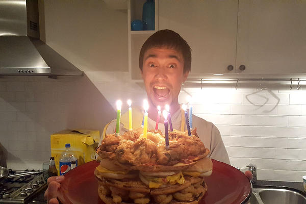 3 pice, 6 čizburgera, pomfrit, piletina, sos... i svećice na vrhu! Fast fud torta od koje se garant riknjava! (FOTO)
