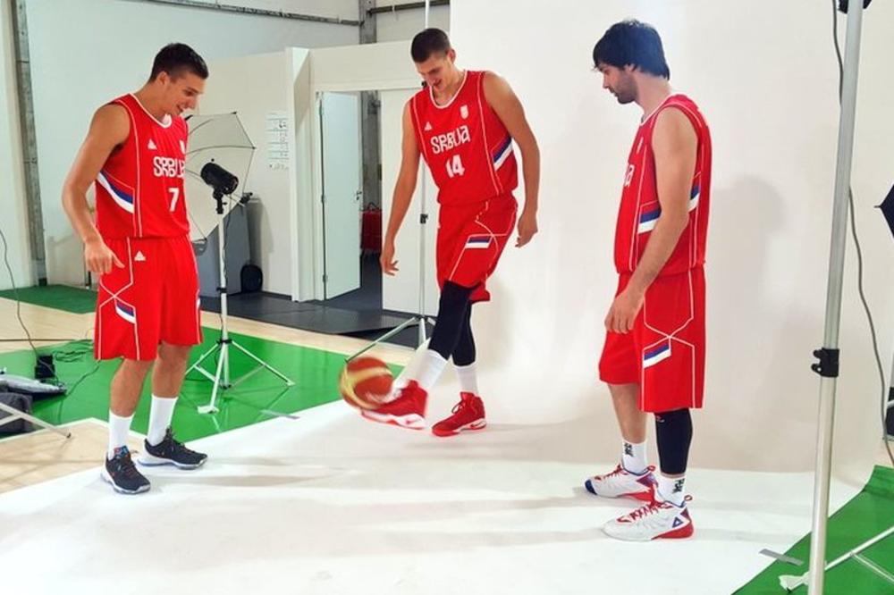 I FIBA je potpuno zbunjena: Srbi - da li su to košarkaši ili fudbaleri? (FOTO) (VIDEO)